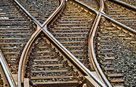 Легковушка застряла прямо на рельсах в Могилеве