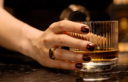 Женщина пыталась изнасиловать пенсионера в ресторане на глазах у его жены