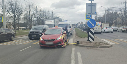 В Минске мужчина на электросамокате не спешился перед дорогой и был сбит