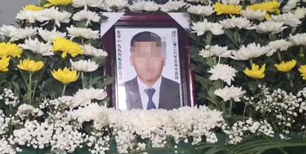 В Китае молодой врач умер на похоронах друга, помогая нести гроб