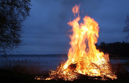 Три человека, в том числе ребенок, получили ожоги во время праздника Купалье