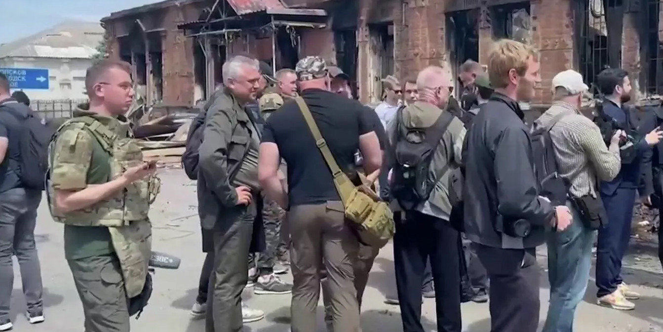 Иностранные журналисты на месте атаки украинских БПЛА по колледжу в Старобельске