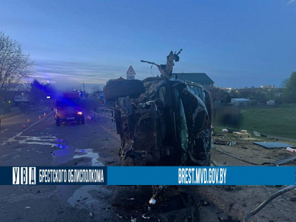 В Пинске автомобиль налетел на ограждение и опрокинулся