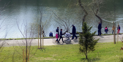 Вертолет сдул в воду детскую коляску в Питере