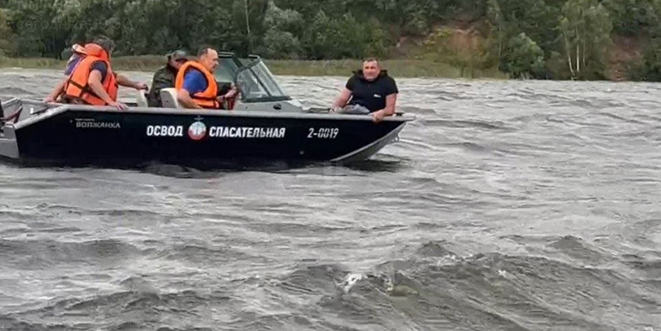 Шторм перевернул лодку с рыбаками на озере Лепельское