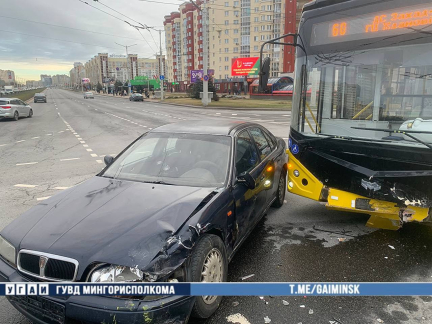 Проигнорировал красный свет. В Минске водитель без прав спровоцировал ДТП с автобусом