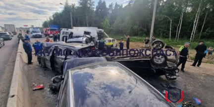 В Подмосковье произошло массовое ДТП с участием двух фур и 11 легковых автомобилей
