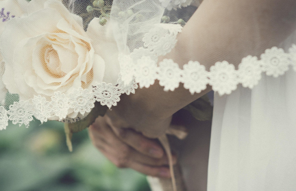 Молодая жена выпала из окна в первую брачную ночь