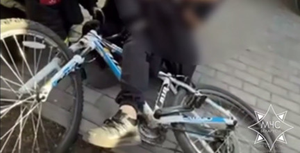 Ручка впилась в бедро. В Минске на Асаналиева ребенок неудачно упал с велосипеда