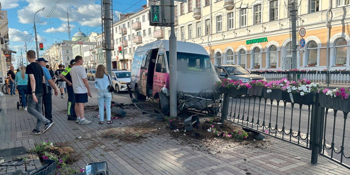 В Гомеле на улице Советской в ДТП пострадали пассажиры маршрутки