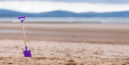 Зыбучий песок засосал женщину с маленькой дочерью в Британии