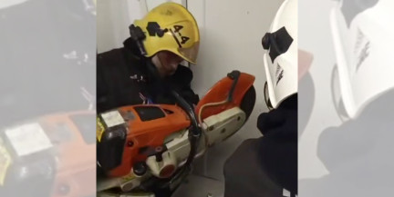 Зажало руку. Женщину спасали в кафе в Минске