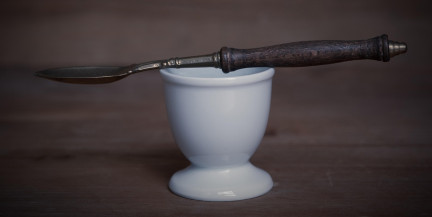 Девушка случайно проглотила ложку и чувствовала ее между ребрами