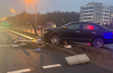 Минчанка уснула за рулем и врезалась в светофор