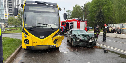 В Минске водитель Renault вылетел на «встречку» и врезался в электробус
