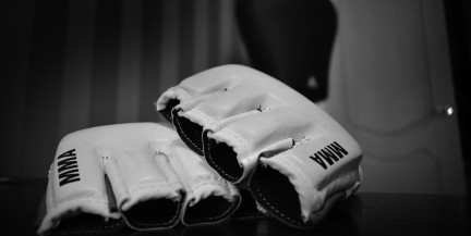 Боец MMA укусил соперника за ухо – началась массовая драка