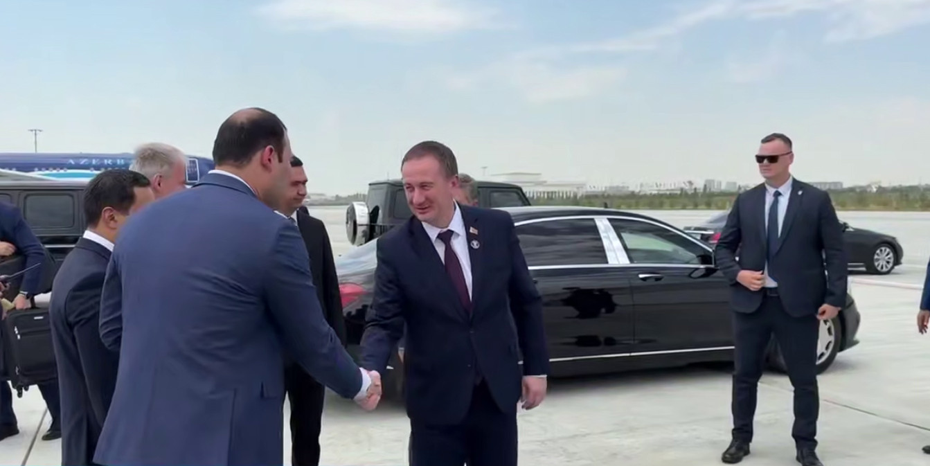 Премьер-Министр Беларуси Александр Турчин перед вылетом из Узбекистана