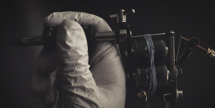 Мужчина заставил девушку вытатуировать его имя на теле 250 раз