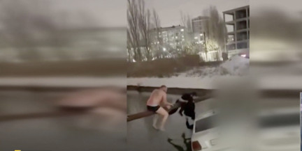 В Дагестане мужчины, рискуя собой, вытащили женщину с ребенком из тонущего автомобиля