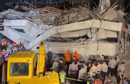 Школа обрушилась на детей во время молитвы в Индонезии: что известно