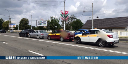 В Бресте четыре автомобиля выстроились «паровозиком» после ДТП на Московской