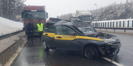 На МКАД грузовик столкнулся с легковым автомобилем: пострадали два человека