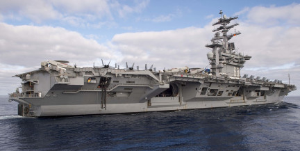 Иран нанес удары баллистическими ракетами по авианосцу США