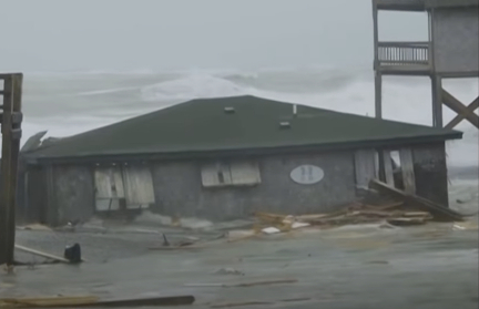 AP: шторм в Северной Каролине смыл пять домов в Атлантический океан