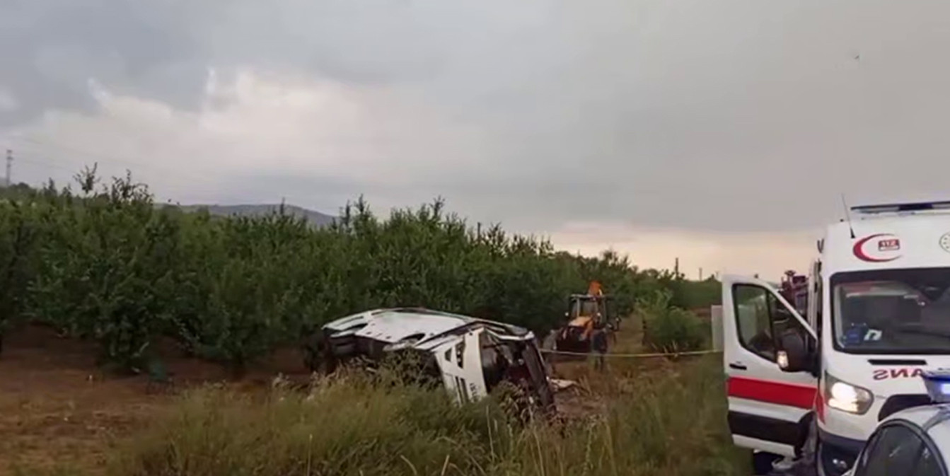 место аварии с перевернувшимся туристическим автобусом в Турции