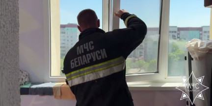 Спасатели освободили двухлетнего малыша, запертого в квартире в Жодино
