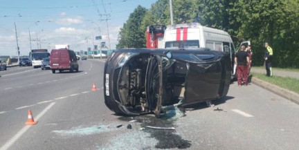 В Гродно автомобиль перевернулся на бок после аварии на перекрестке: есть пострадавшие