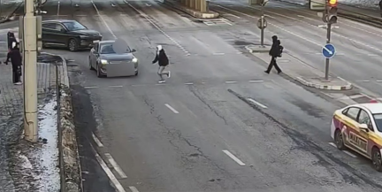 В Минске ребенок попал под машину, перебегая дорогу на запрещающий сигнал светофора