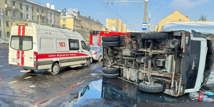 В Минске на улице Маяковского перевернулся грузовик
