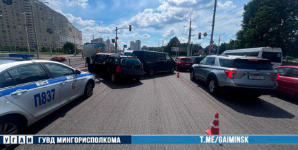 На проспекте Держинского столкнулись четыре автомобиля: пострадал один человек