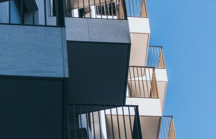 Мальчик упал с 20 этажа и был спасен охранником