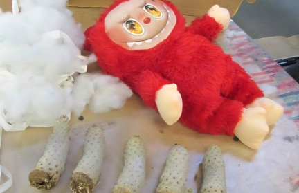 Сотрудники таможни в посылке из Таиланда нашли черенки кактусов в игрушке лабубу