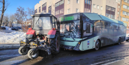В Минске троллейбус столкнулся с трактором