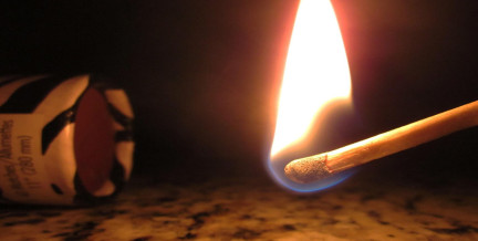 В Могилеве горел дом, внутри которого была женщина: что известно