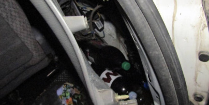 Россиянин пытался провезти через пункт пропуска «Бенякони» вино из Литвы, спрятав его в обшивке автомобиля