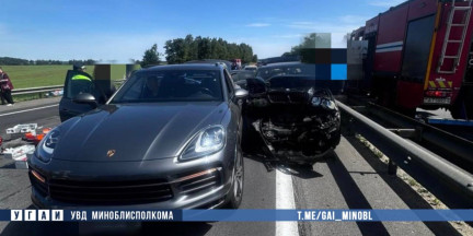 В Дзержинском районе Tesla врезалась в Porsche: в массовом ДТП пострадал человек