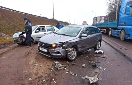 Авария произошла на МКАД с участием грузовика и двух легковых машин