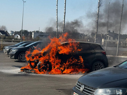 Пылал, как факел. Возле ТЦ «Валерьяново» загорелся автомобиль – что известно