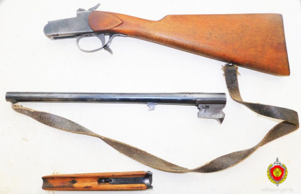 Жительница Крупского района нашла в диване обрез и патроны