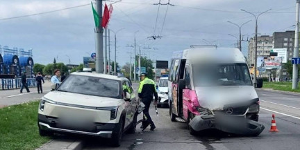 В Гомеле маршрутка врезалась в припаркованный автомобиль: есть пострадавшие