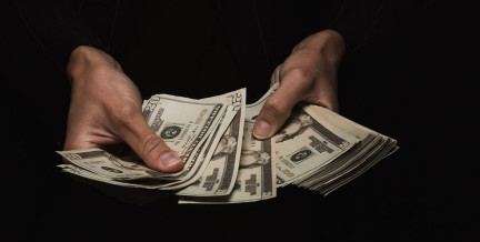 Хранила доллары в шкафу и осталась без сбережений: что произошло с белоруской