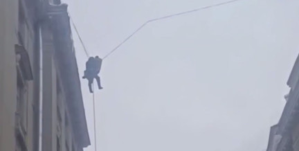 В Питере мужчина сорвался с 6 этажа и повис на проводах: что было дальше