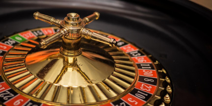 Женщина брала у знакомых деньги в долг и спускала их в казино