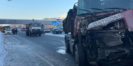 На МКАД столкнулись грузовик и автобус