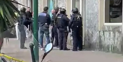 В Италии около 10 человек захватили в заложники в банке