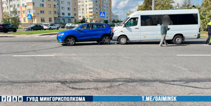 В Минске маршрутка врезалась в легковушку: причиной могла стать заклинившая педаль газа